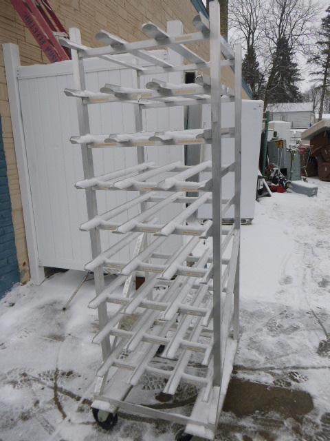 lot 6 image: Aluminum Can Rack