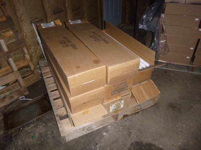 lot 76 image: 156 Fluorescent Light Bulbs