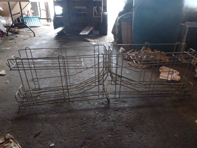 lot 102 image: 2 Can Racks