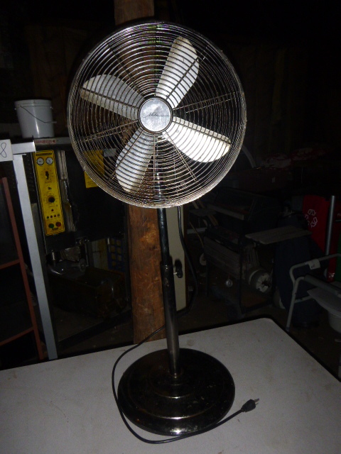 lot 123 image: Aloha Breeze Oscillating Fan