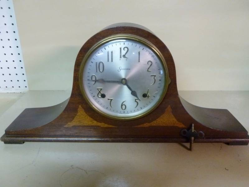 lot 3 image: Antique Mantle Clock