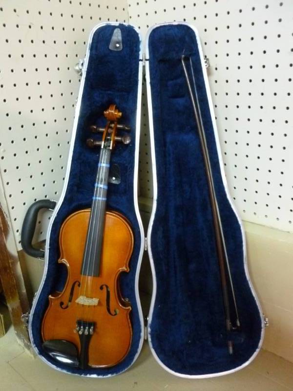 lot 10 image: Violin