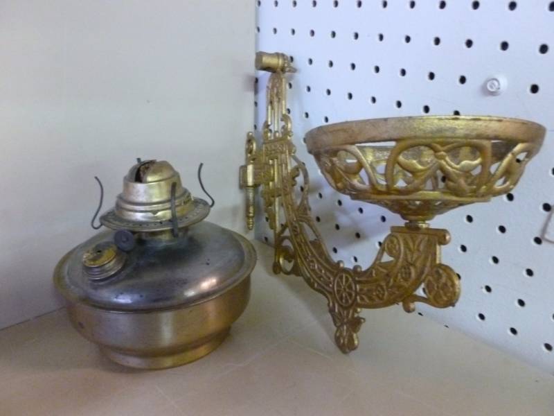 lot 13 image: Vintage Oil Lamp