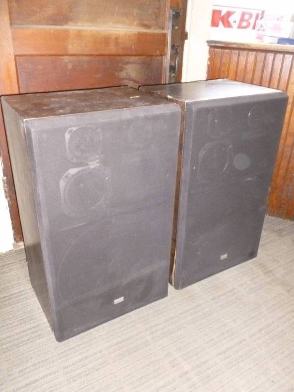lot 16 image: Vintage Sansui Tower Speakers