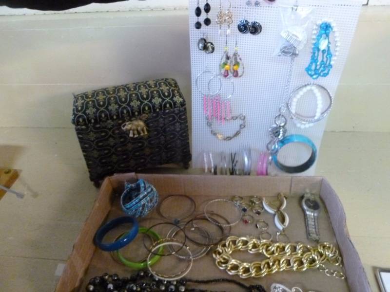 lot 25 image: Jewelry