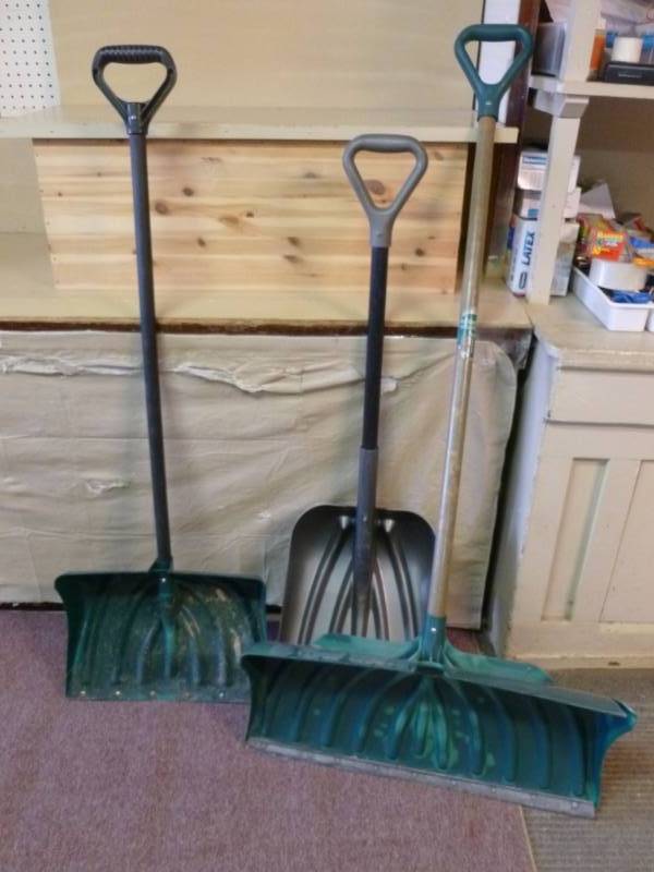 lot 29 image: Snow Shovels