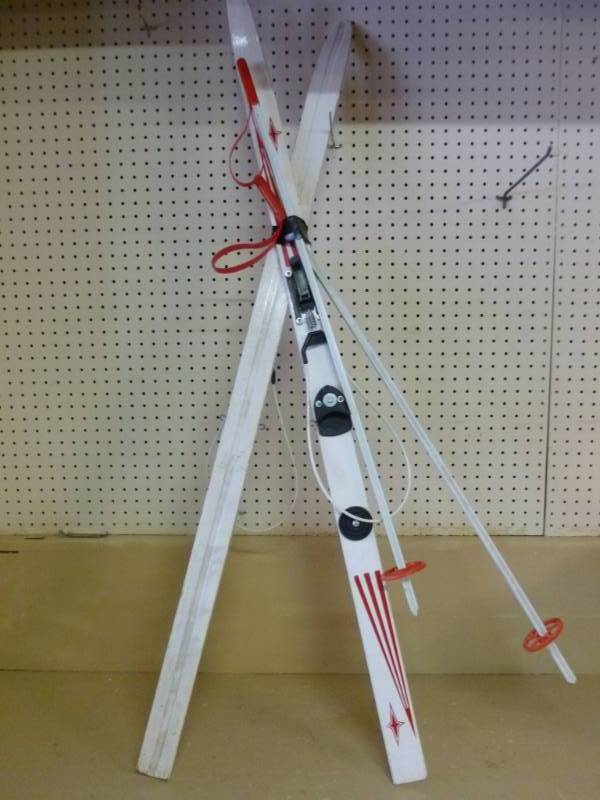 lot 30 image: Vintage Skis