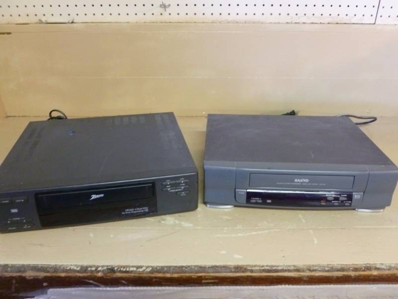 lot 82 image: VCR Players