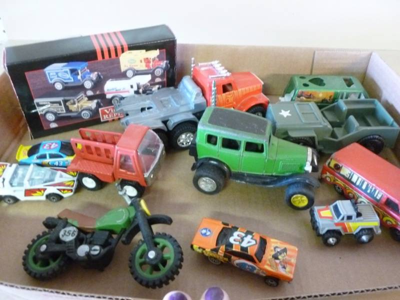 lot 104 image: Die Cast Metal Cars