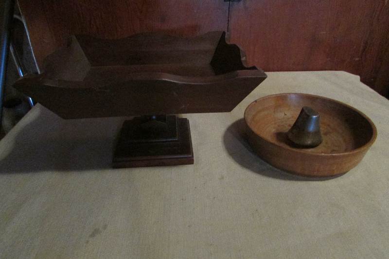 lot 5 image: Vintage Wooden Nut Tray and Cigar Ashtray