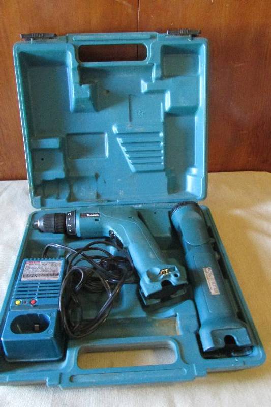 lot 8 image: Makita Cordless DrillFlashlight Combo
