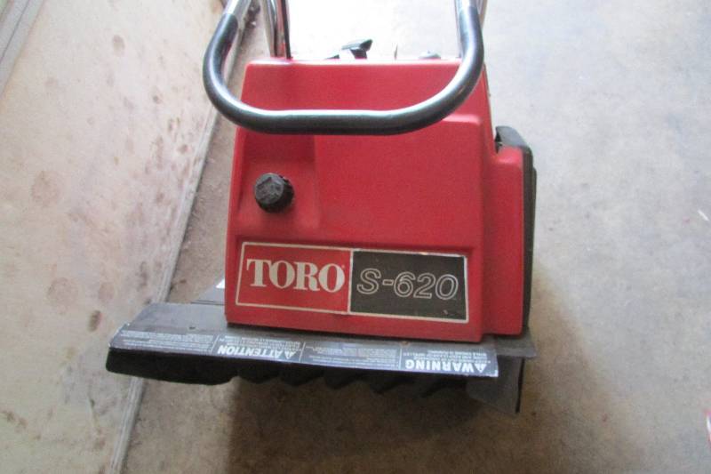 lot 9 image: Toro Snow Thrower