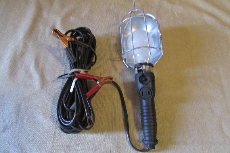 lot 12 image: Metal 12 Volt Trouble Light