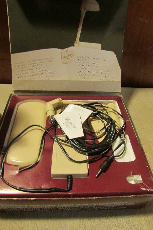 lot 26 image: Vintage Pieces