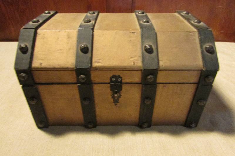 lot 33 image: Vintage Wooden Chest