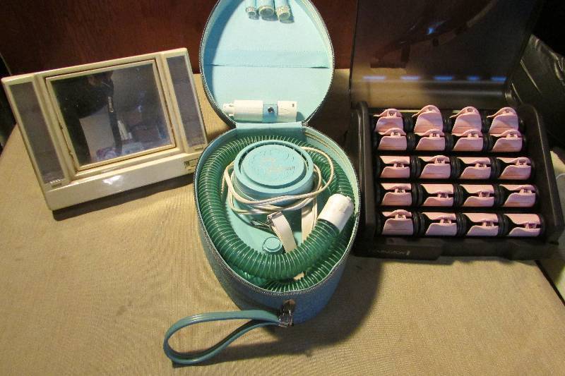 lot 40 image: Vintage Salon Beauty Items