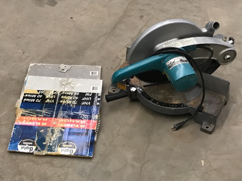 lot 15 image: Makita 14 Chop Saw With (4) Blades...