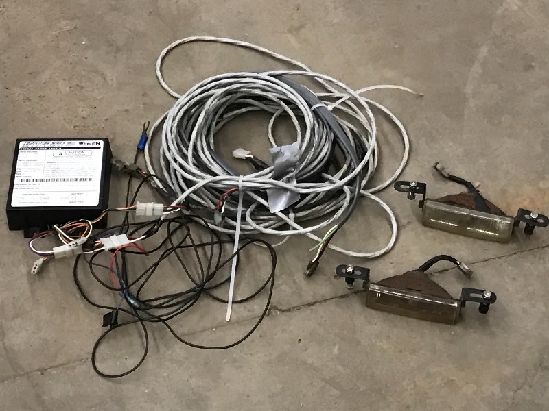 lot 19 image: Whelen Model CS450 Strobe Light---(...