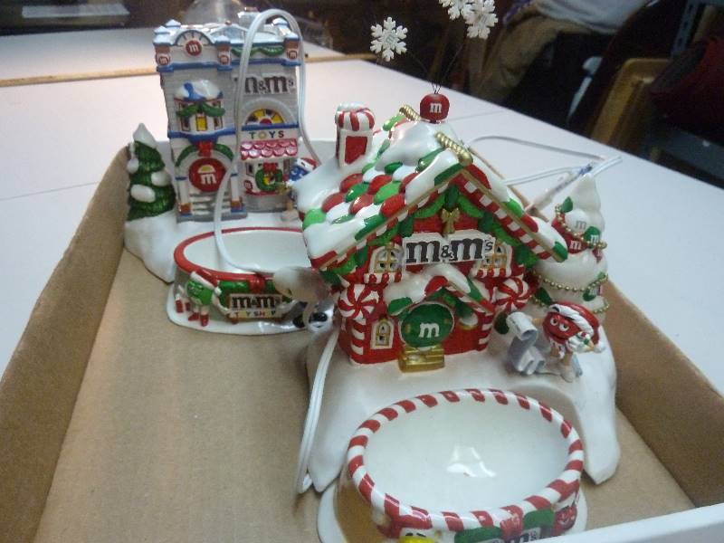 lot 179 image: Lighted M&M Houses - Department 56