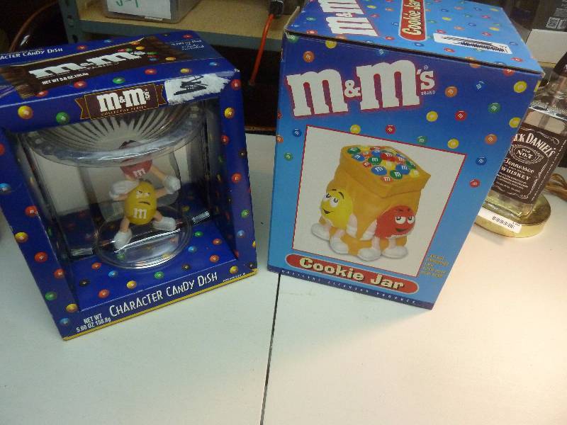 lot 186 image: M&M Cookie Jar and Candy Dish