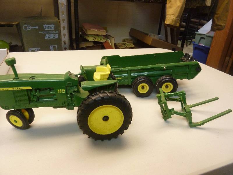 lot 236 image: ERTL John Deere Tractor and Manure Spreader Toy