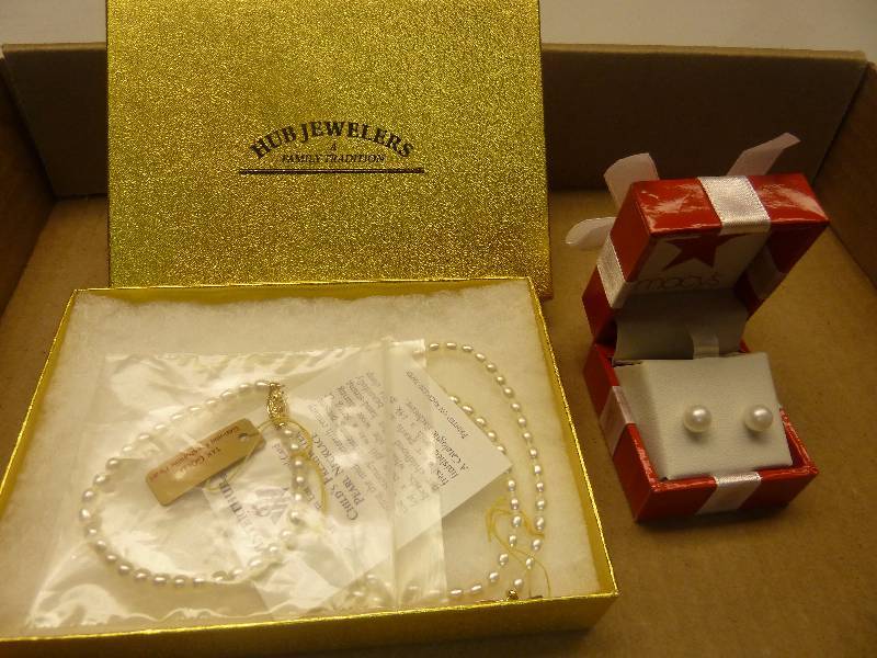 lot 238 image: Pearl Necklace, Bracelet and Earrings