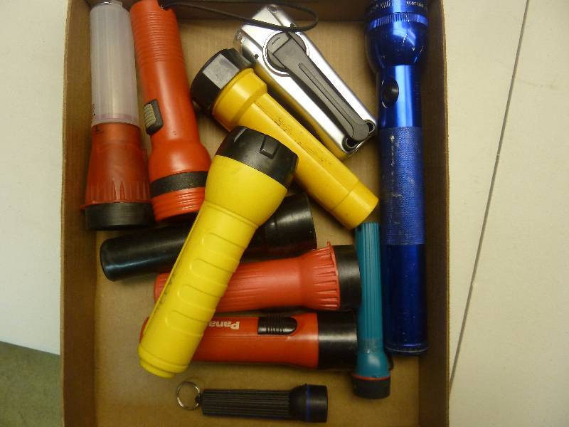 lot 239 image: Large Flashlight Set