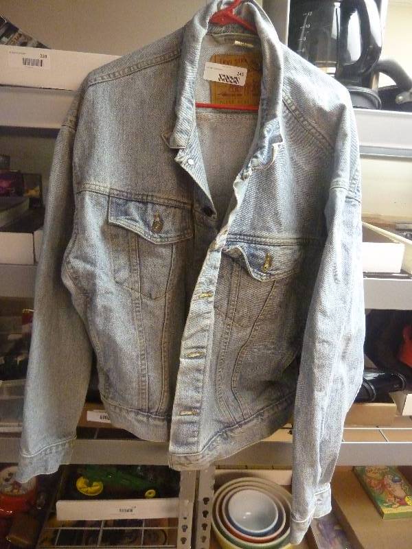 lot 245 image: Vintage Levi Jean Jacket