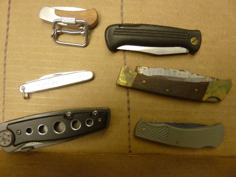 lot 257 image: Knife Lot