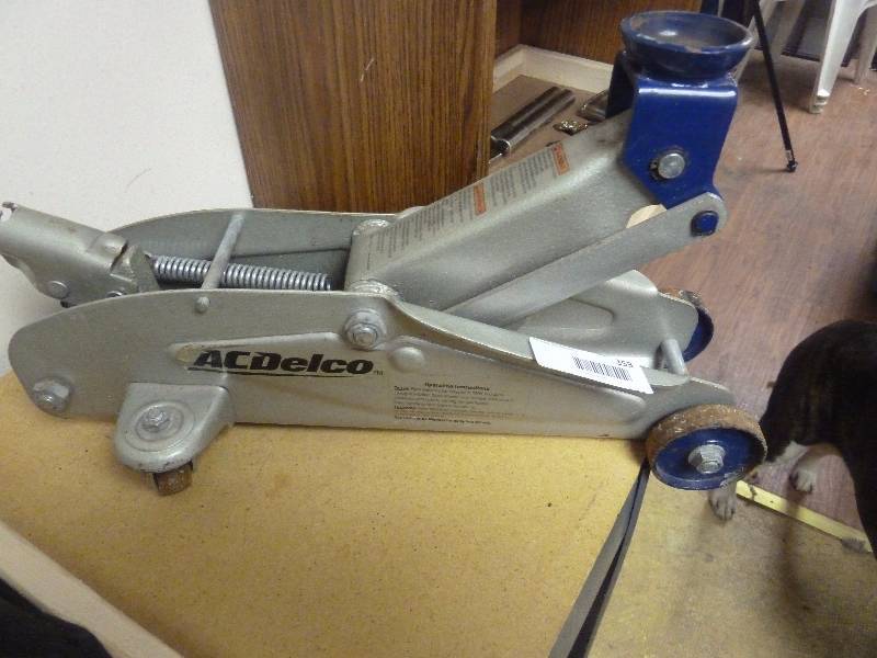 lot 353 image: Floor Jack