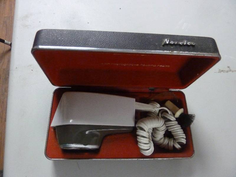 lot 363 image: Vintage Norelco Shaver