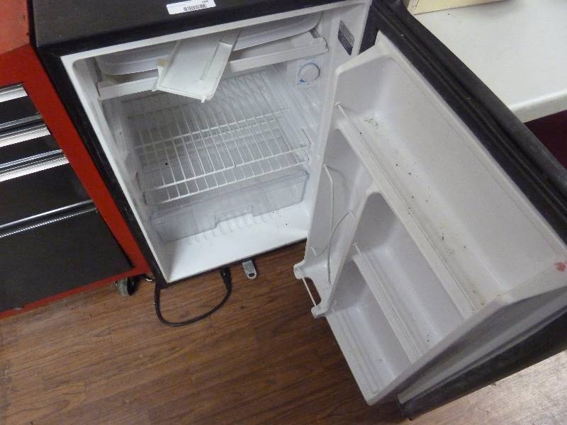 lot 396 image: GE Mini Fridge