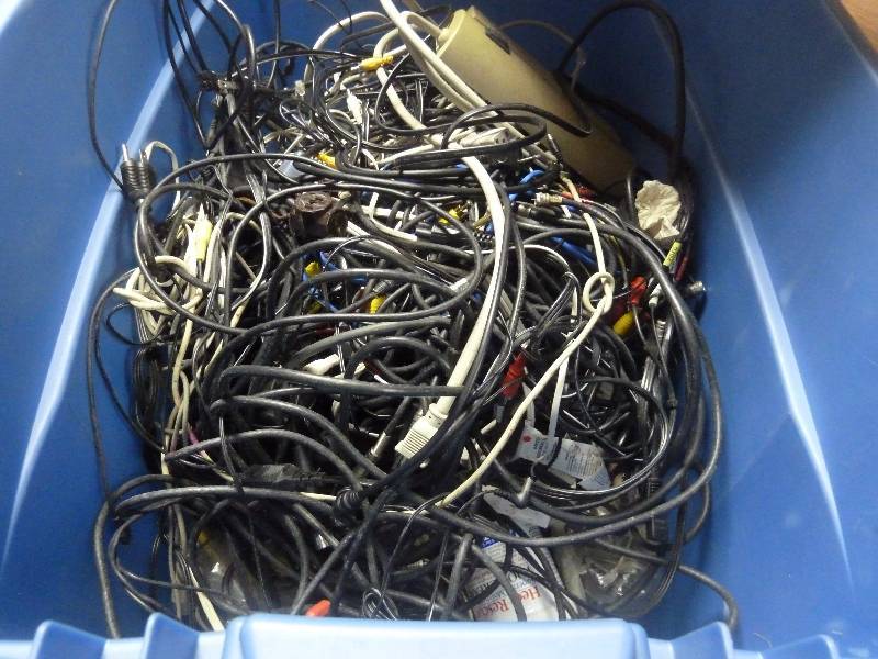 lot 403 image: Large Tub of Cords