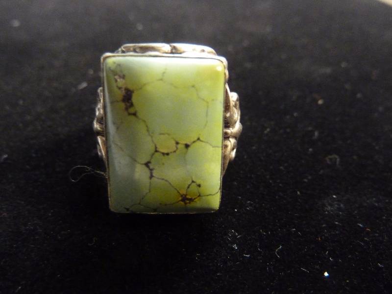 lot 304 image: Vintage Sterling Silver & Turquoise Ring