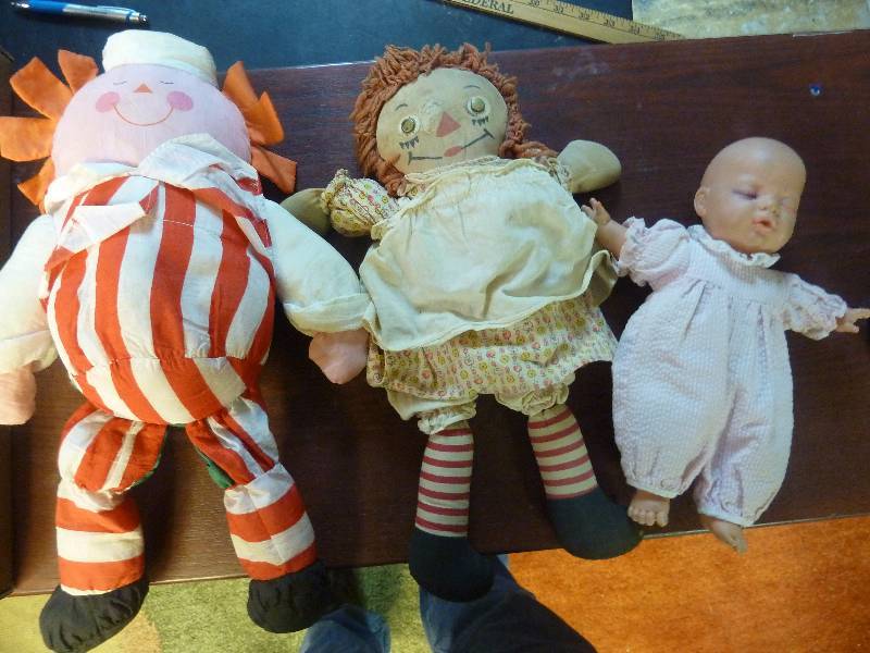 lot 321 image: Vintage Doll Lot