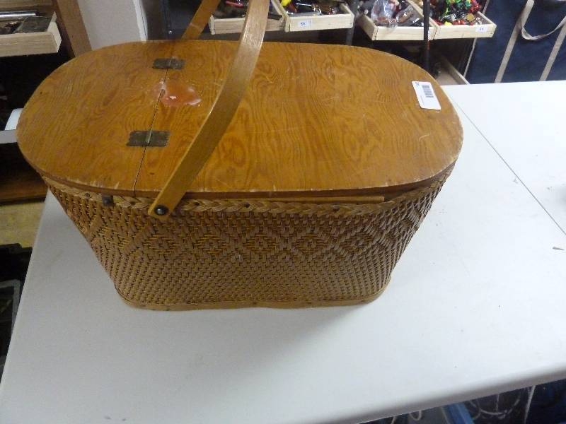 lot 340 image: Vintage Picnic Basket