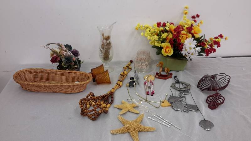 lot 4 image: Wind chimes, artificial flowers, Starfish
