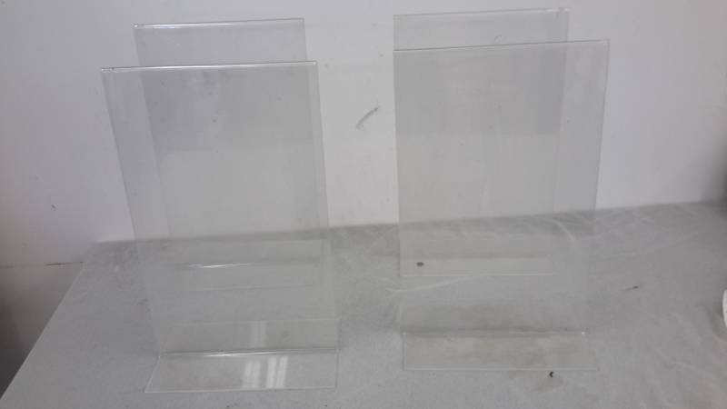 lot 20 image: 4 Plexiglas table toppers