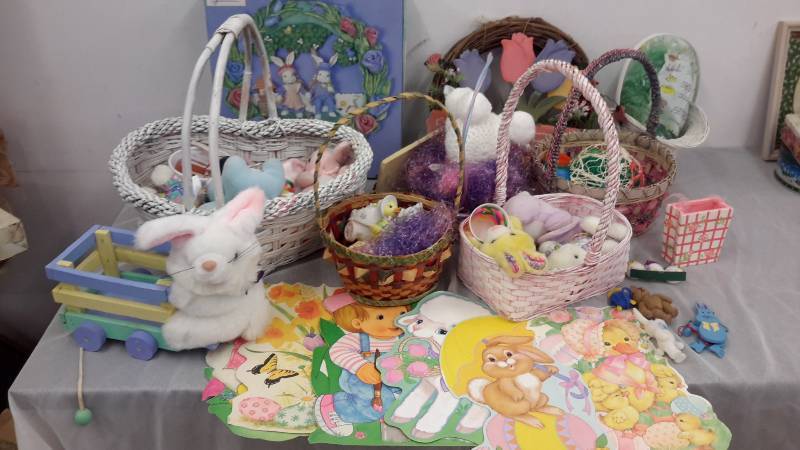 lot 27 image: Spring and Easter dcor