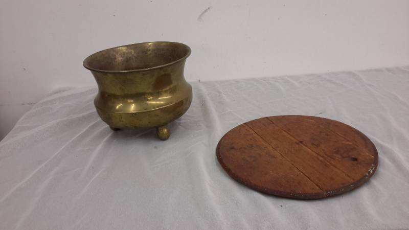 lot 36 image: Spittoon and cutting board