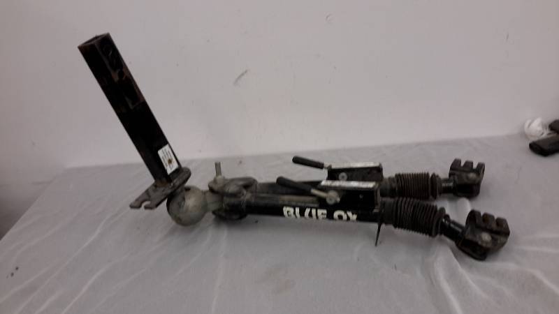 lot 38 image: Blue Ox tow bar