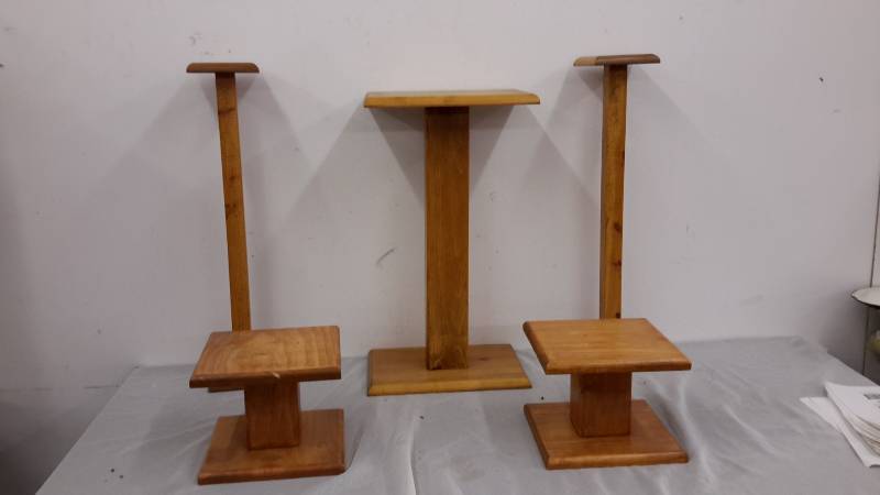 lot 39 image: Surround sound speaker stands