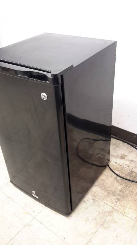 lot 46 image: GE Refrigerator