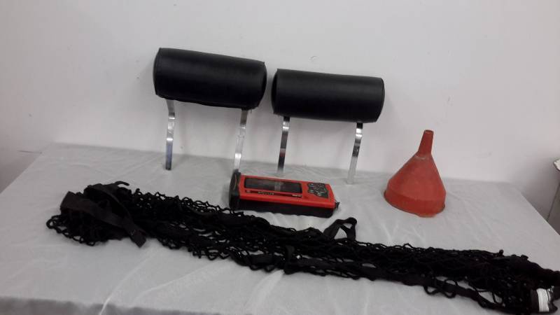 lot 61 image: Automotive-headrests, cargo net, funnel, Snap-On  Solus