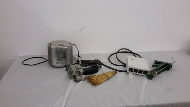 lot 62 image: Laminate trimmer, radio, surge suppressor, caulking gun