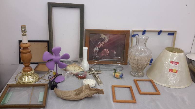 lot 64 image: Assortment of dcor, frames, lamp, and fan
