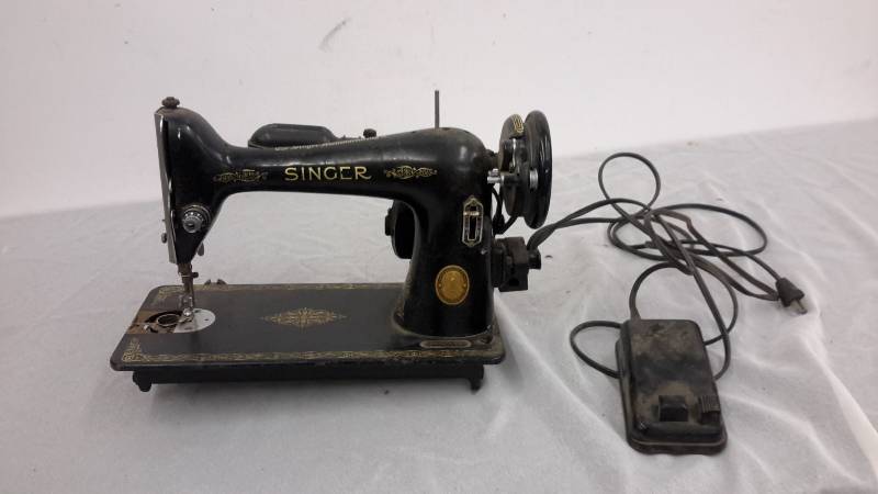 lot 72 image: Vintage Singer