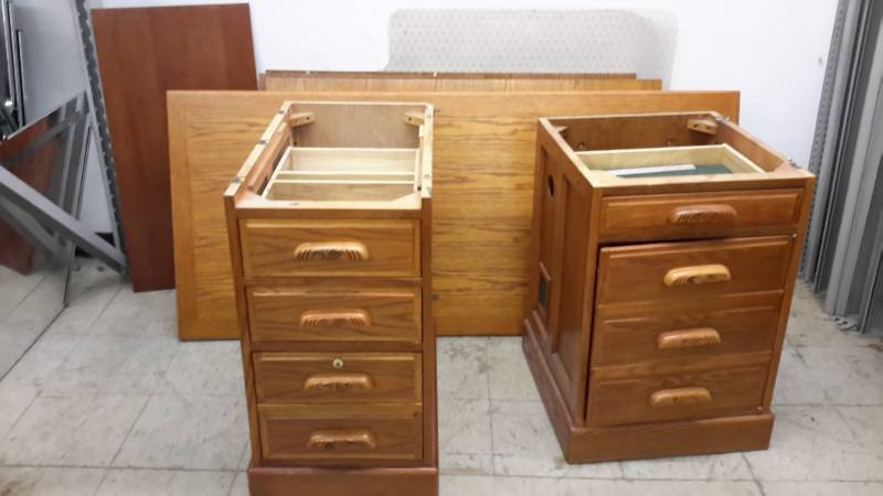 lot 79 image: Desk