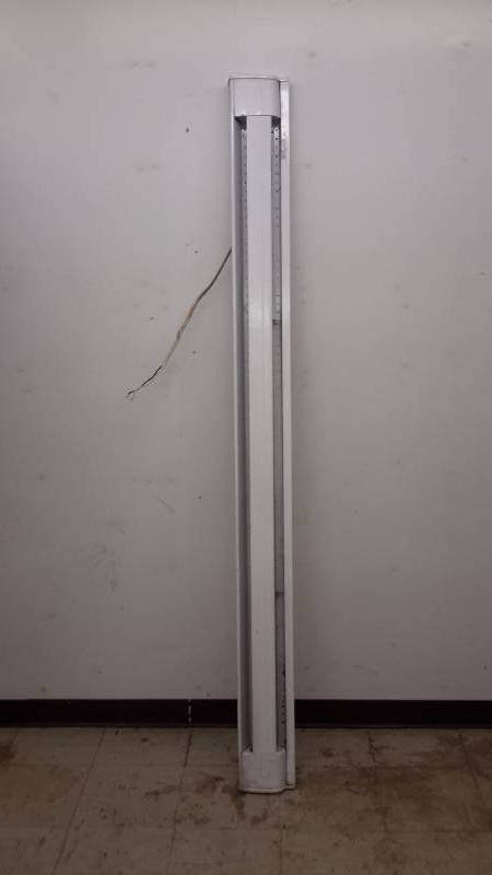 lot 89 image: Baseboard heater