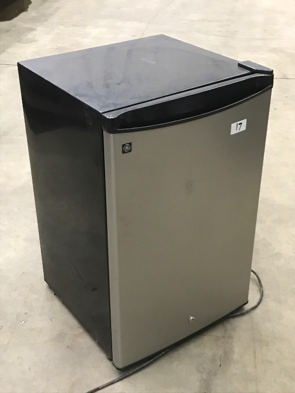 lot 17 image: GE Mini-Fridge, Used ...